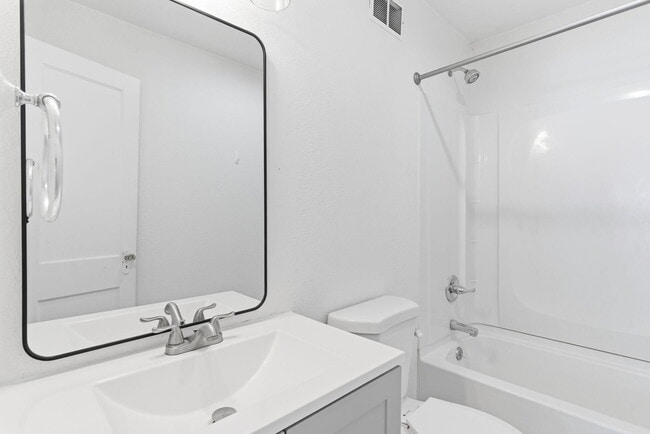 Building Photo - 1420 S Pickwick Ave