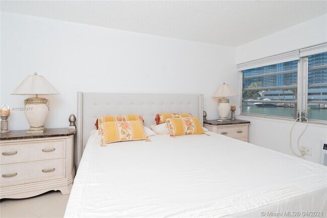 Building Photo - 220 Kings Point Dr