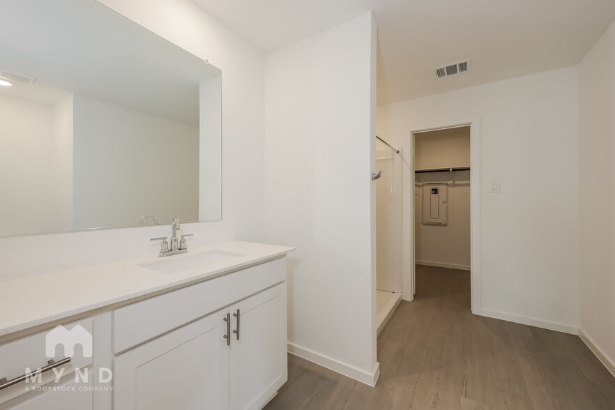 Building Photo - 2724 River Knl Ln