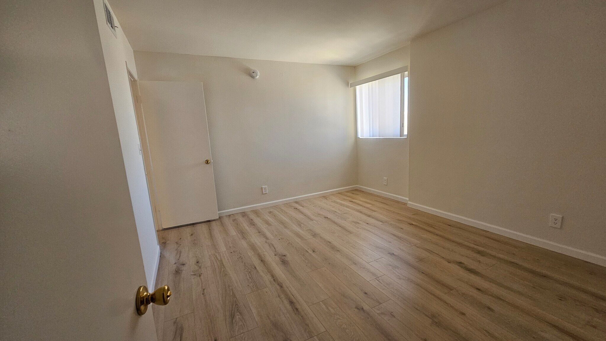 Building Photo - 7641 Reseda Blvd