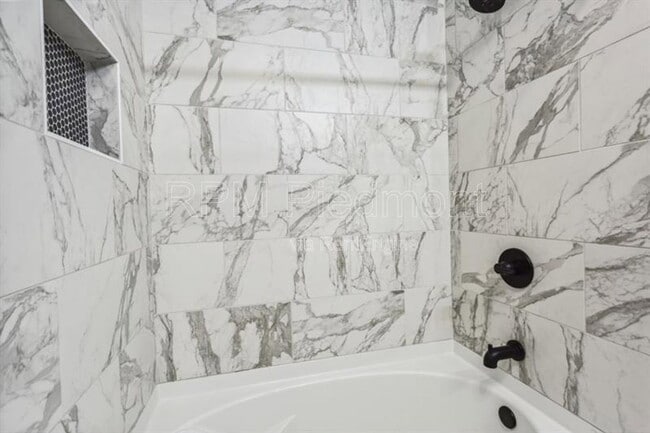 Building Photo - 174 Chester Ave SE