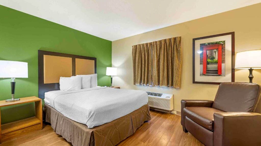 Building Photo - 9750 Lake Shore Dr E