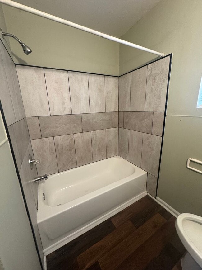 Building Photo - 907 Aelise St