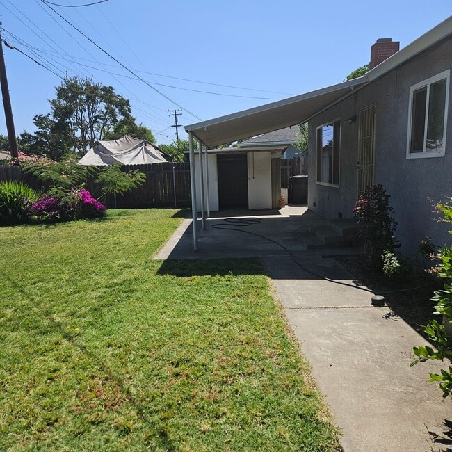 Building Photo - Charming 3 Bedroom, 2 Bath Home w/Large Ba...