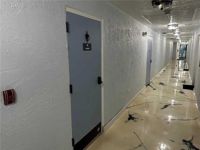 Building Photo - 105 S Riverside Dr