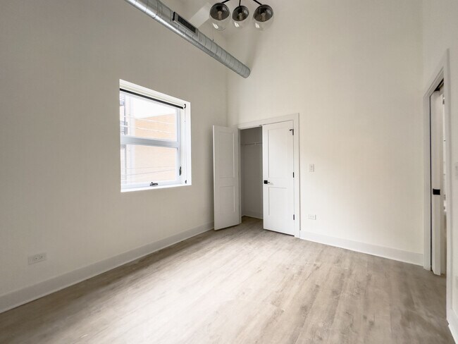 Building Photo - 4731 N Western Ave