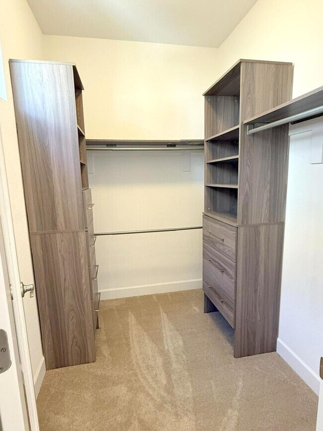 Building Photo - NEW PRICE ! Modern & Luxurious Ryan Terrac...