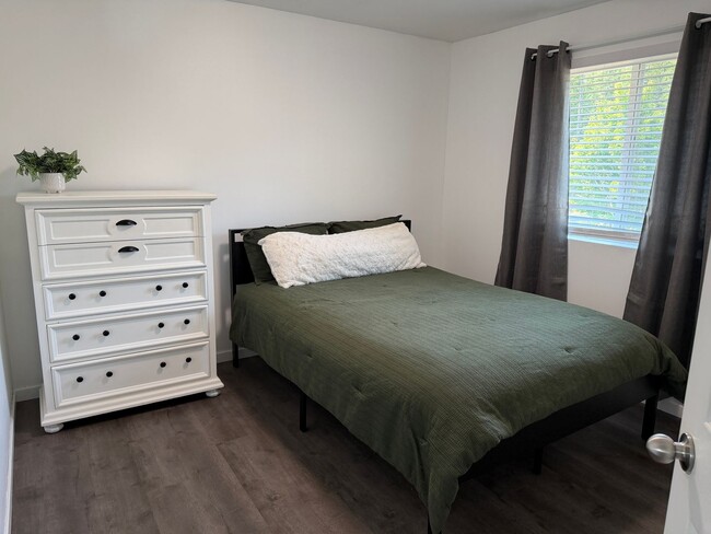 Building Photo - 4-Bedroom Corner-Lot Home | Central A/C | Carpet-Free Living | Walk to Schools, Parks and Cedar R...