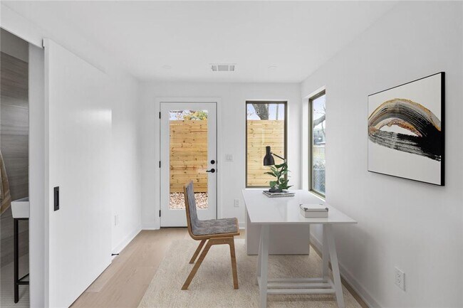 Building Photo - Stunning 2-bed/2-bath Condo Available For Lease