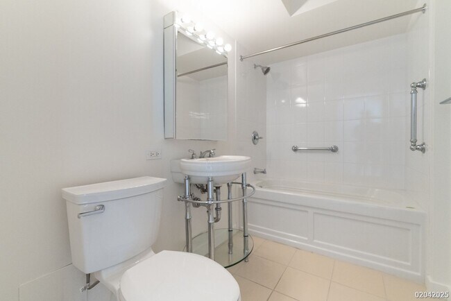 Building Photo - 2 BD/2 BA/2 Parking Condo in the Moana Pacific