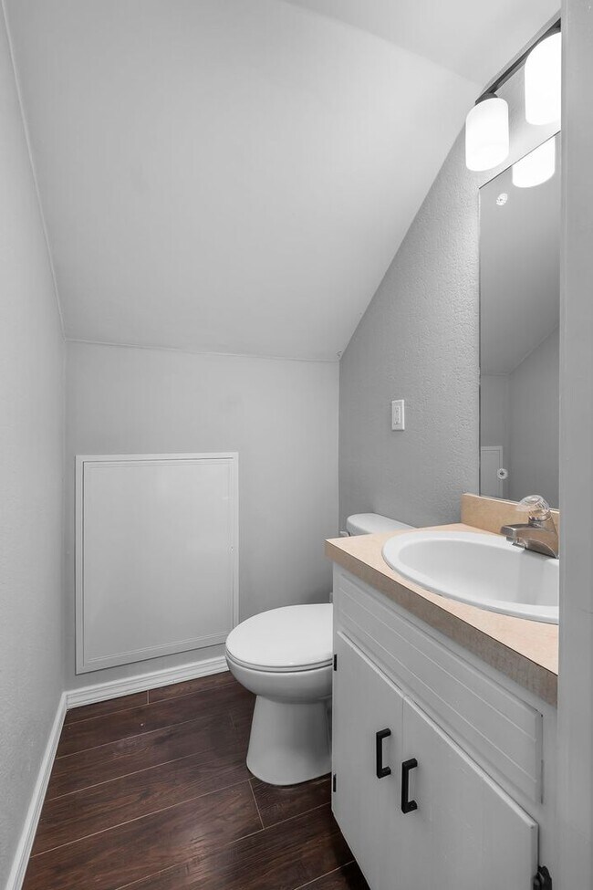 Building Photo - Charming 2-Bedroom Duplex in an Established Neighborhood