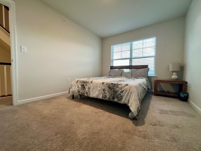 Building Photo - Luxurious 3-Bedroom Townhome in Norristown! Available mid-July!