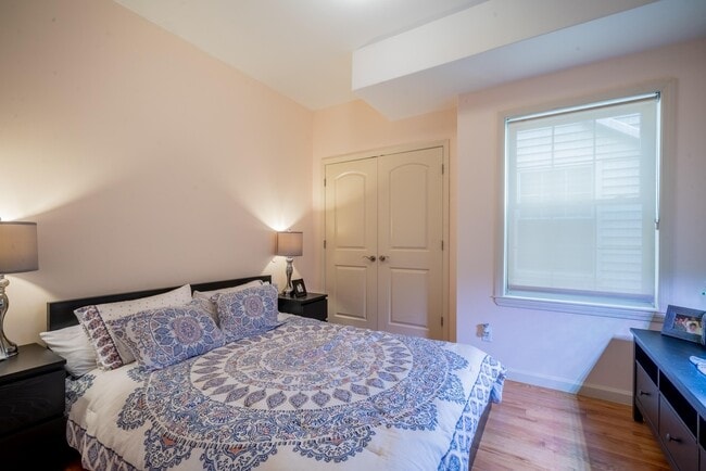 Building Photo - 382 3rd St