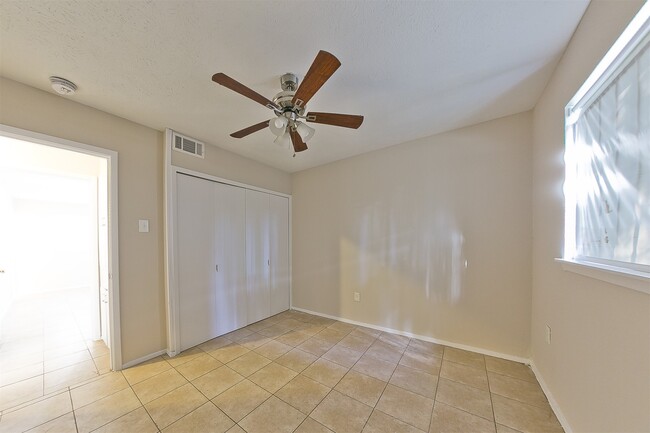 Building Photo - 4011 Smooth Oak Ln