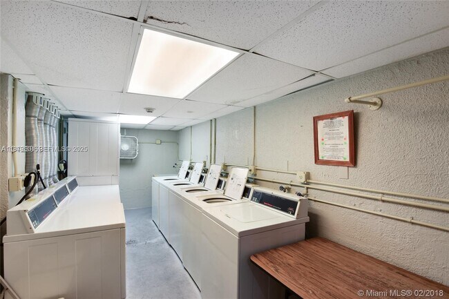 Building Photo - 1345 Lincoln Rd