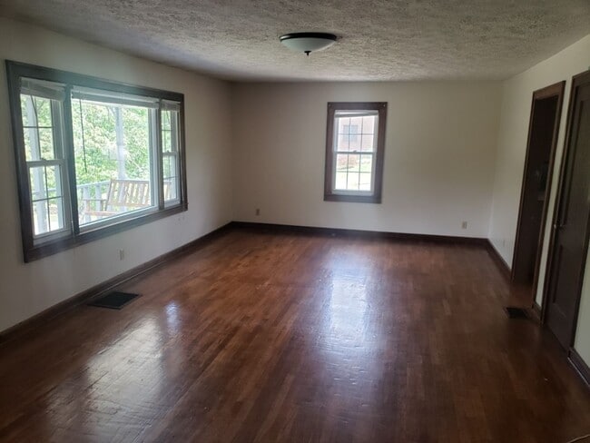 Building Photo - 3 Bedroom / 1 Bath Home - Kingsport TN