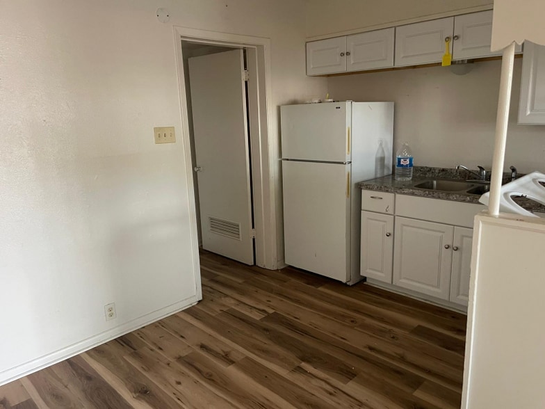 Building Photo - 414 E Avenue A