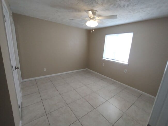 Building Photo - Newly renovated condo super close to CMC, ...