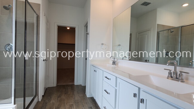 Building Photo - 10231 Sovereign Dr