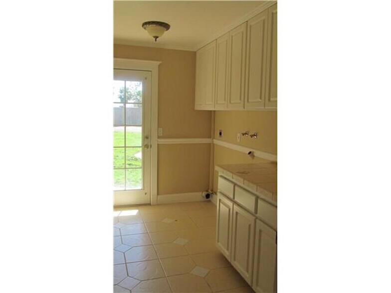 Building Photo - 2015 Hidden Crest Dr