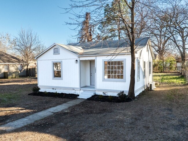 Building Photo - Freshly Updated 2 Bedroom House