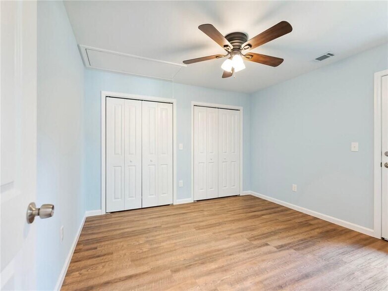 Building Photo - 8083 Beachwood Dr