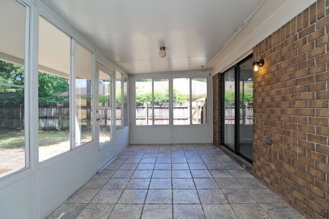 Building Photo - Updated 3/2 Brick Home in Northeast Pensac...