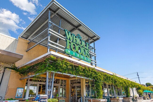 Building Photo - 35th (907 - 929)