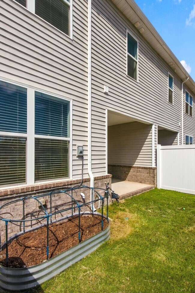 Building Photo - 1627 Manuka Ln