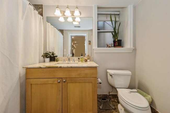 Building Photo - 924 W Schubert Ave