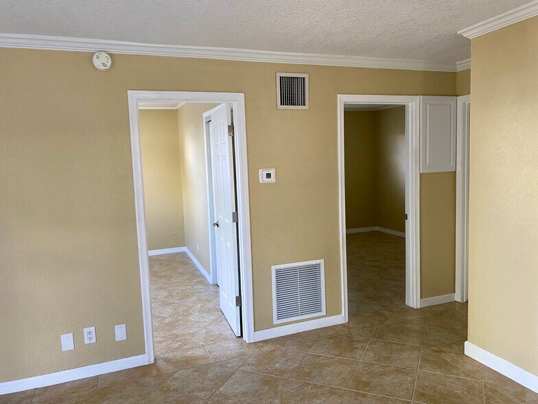 Building Photo - 309 NE 16th St