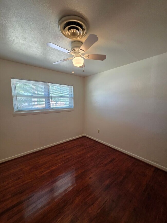 Building Photo - Charming 3/2 in Copperas Cove