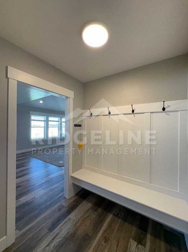 Building Photo - 137 Linden St