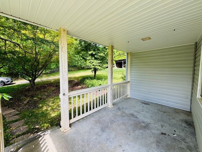 Building Photo - 2700 Meadowbrook Dr