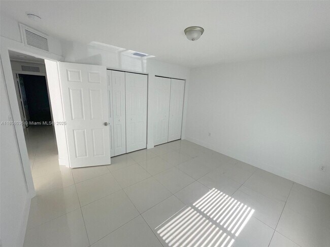 Building Photo - 14620 SW 104th Ave