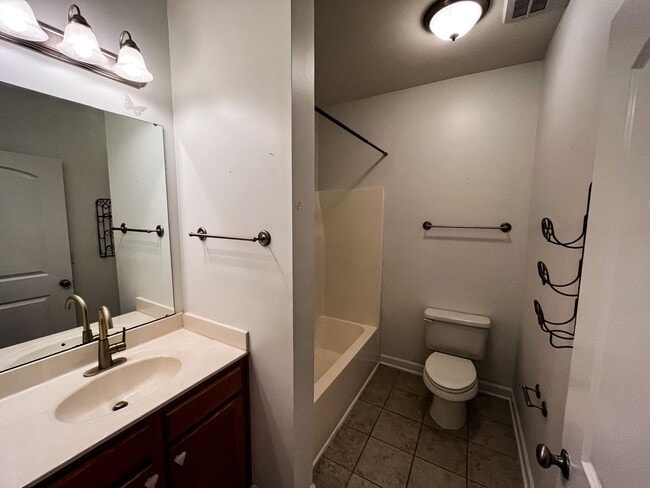 Building Photo - Greensboro 2 Bedroom, 2 Bathroom Condo