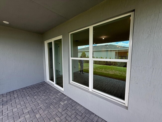 Building Photo - 9555 SW Indra Wy