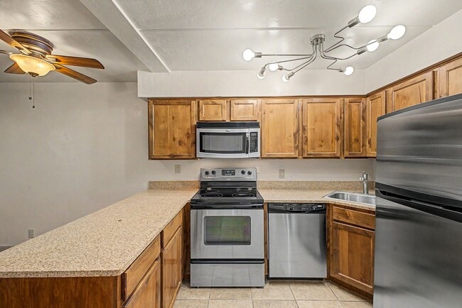 Building Photo - University/ Downtown- 1 bedroom first floor condo