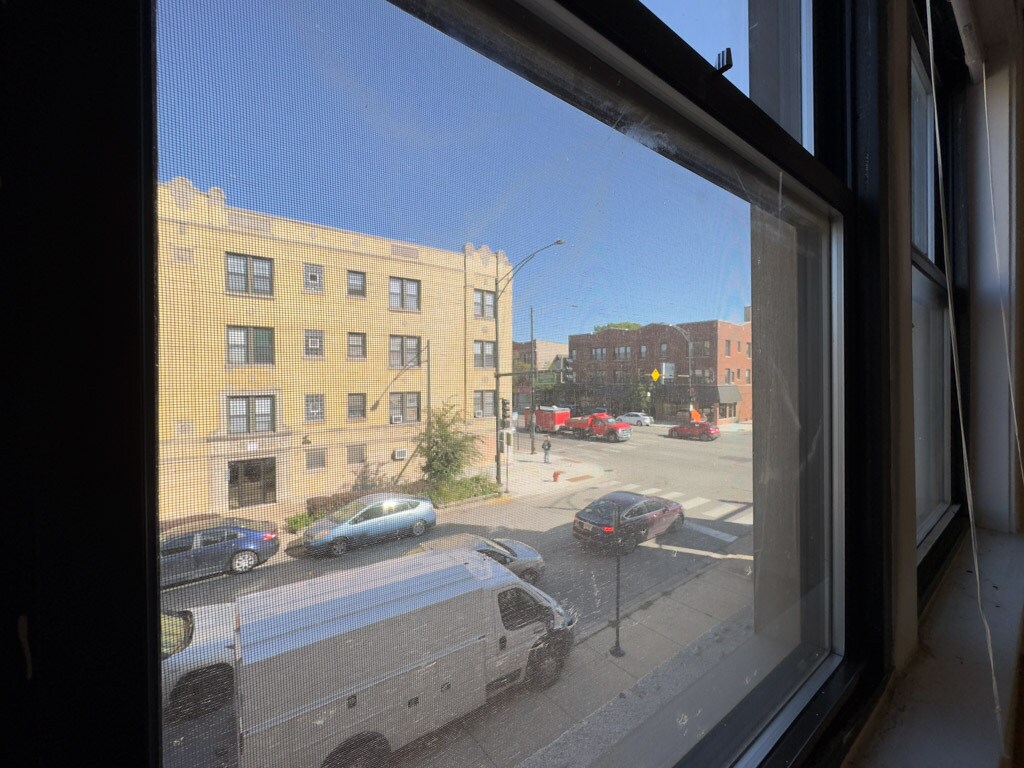 Building Photo - 2405 W Wilson Ave