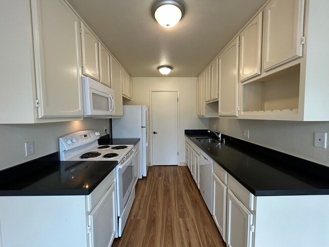 Building Photo - Large, 2 BR / 2 BA with Cathedral Ceilings, Washer and Dryer!