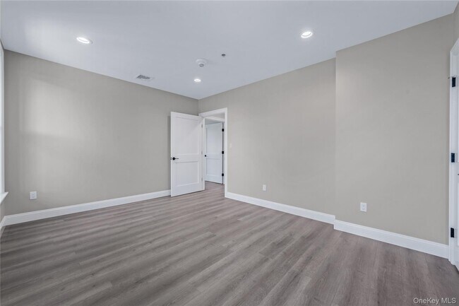 Building Photo - 110 School St