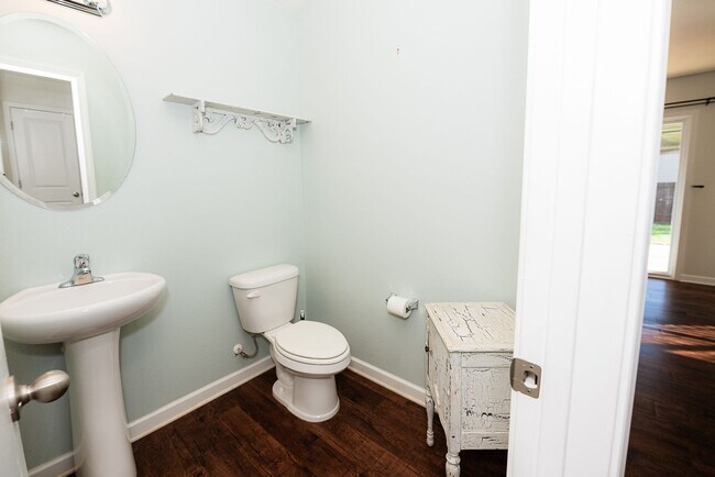 Building Photo - Beautifully 4-bedroom, 2.5-bathroom spacio...