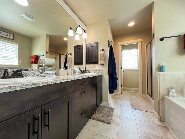 Building Photo - 4 Bedroom Home Bordering Covington and Kent