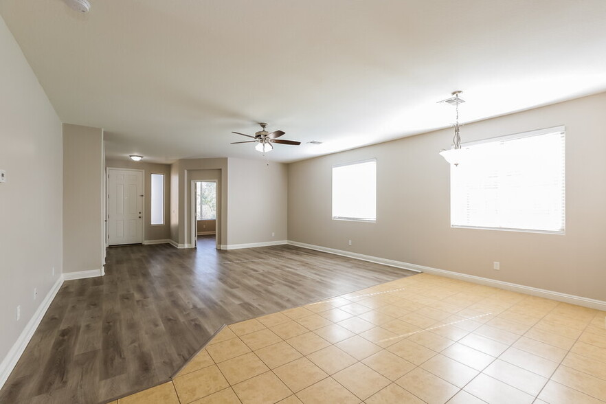 Building Photo - 1655 W Paisley Dr