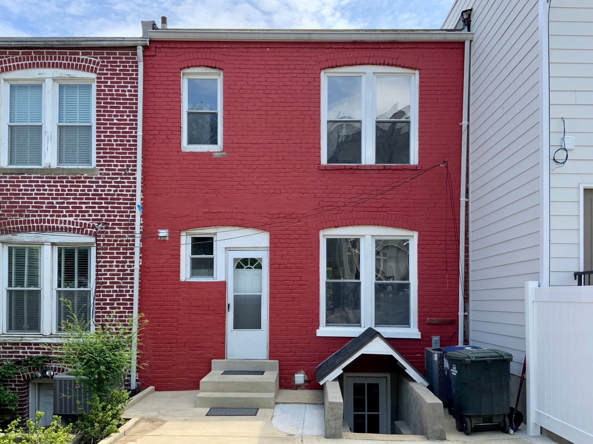 Building Photo - 230 R St NE