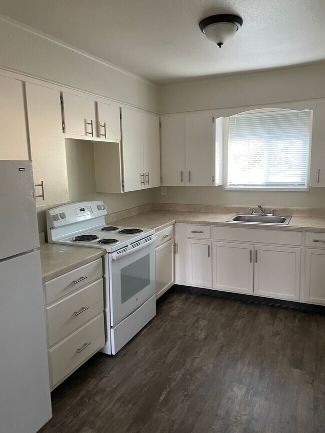 Building Photo - LOWER LEVEL 2 BED 1 BATH WITH FRESH PAINT AND NEW CARPET