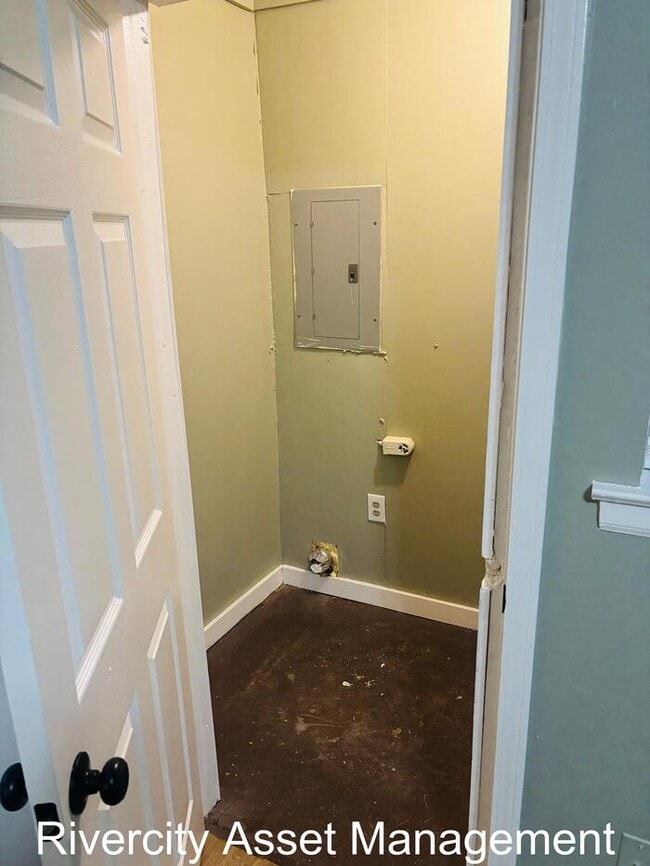 Building Photo - Charming Duplex Near University of Memphis...