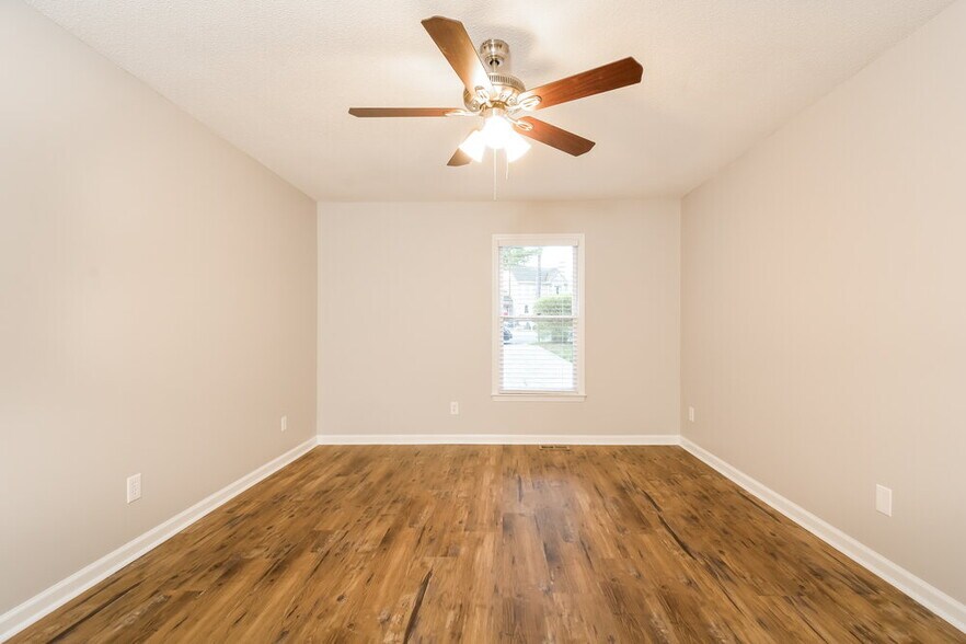 Building Photo - 4504 Aviemore Crescent