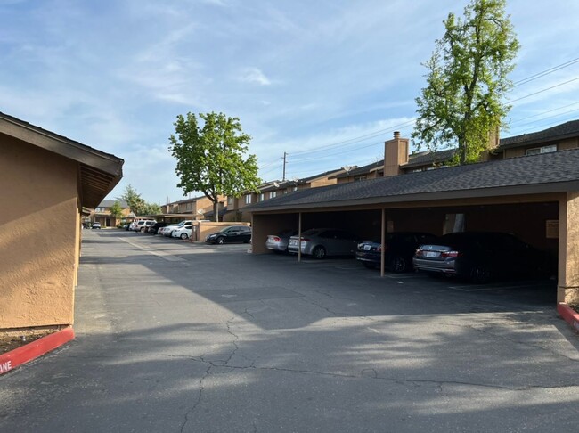 Building Photo - Two story condo in East Modesto!