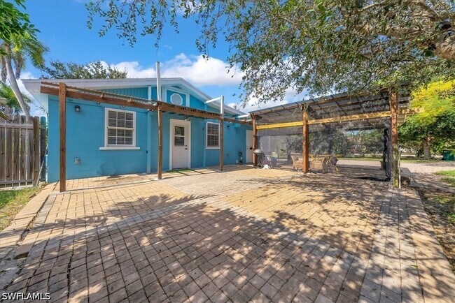 Building Photo - 2750 Manorca Ave